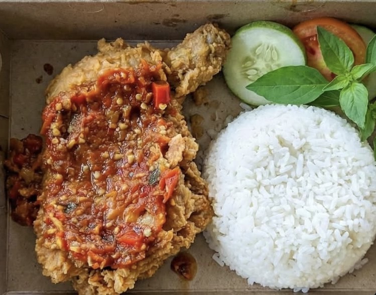 Nasi ayam geprek dengan sambal